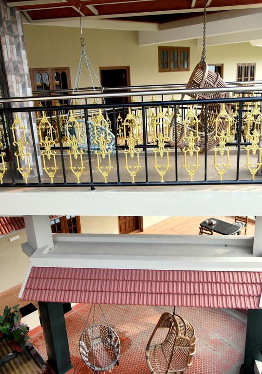 Jungle Palace Homestay Thekkady Exterior photo